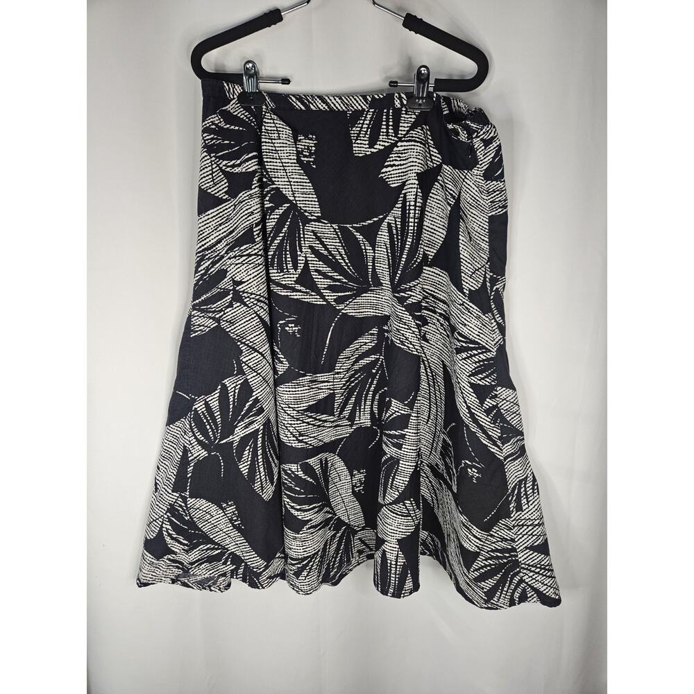 CHICO’S Floral Flowy Skirt Size 2 Large Flare Lining Skirt Cotton Black White
